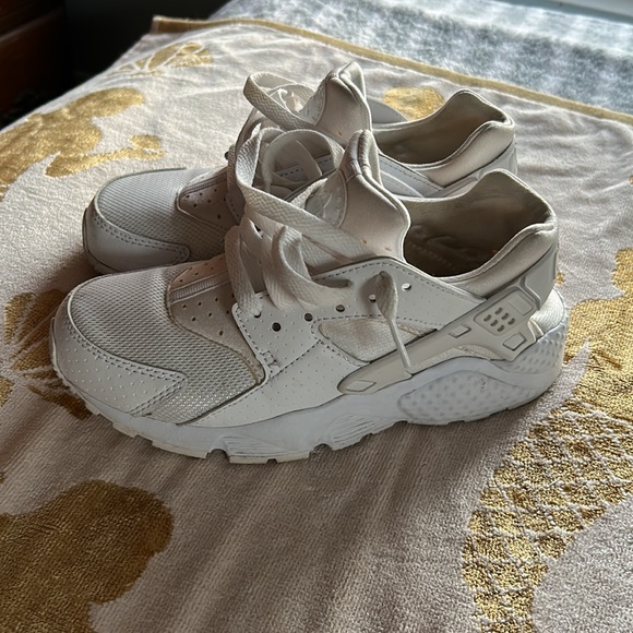 Nike Huarache - all white - size 4Y - Picture 3 of 6